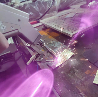 Bom preço. Língua do sistema personalizada Cabeça de soldagem a laser 2000W Potência aplicável para soldagem on-line